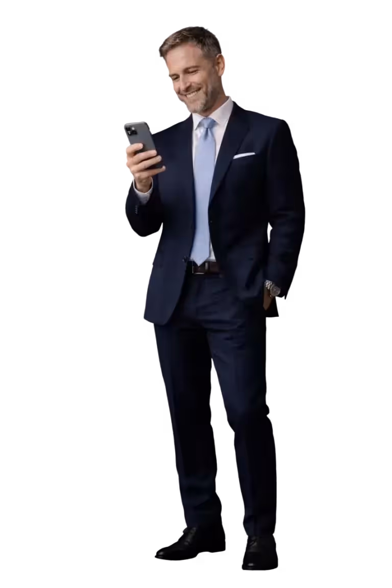 Sofistikovaný muž v obleku chatuje na svém smartphonu – potenciální sugar daddy